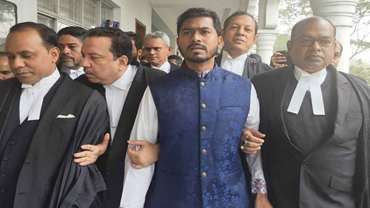 আদালতে ডাকসুর সাবেক ভিপি নুরুল হক নুর। ছবি : সংগৃহীত