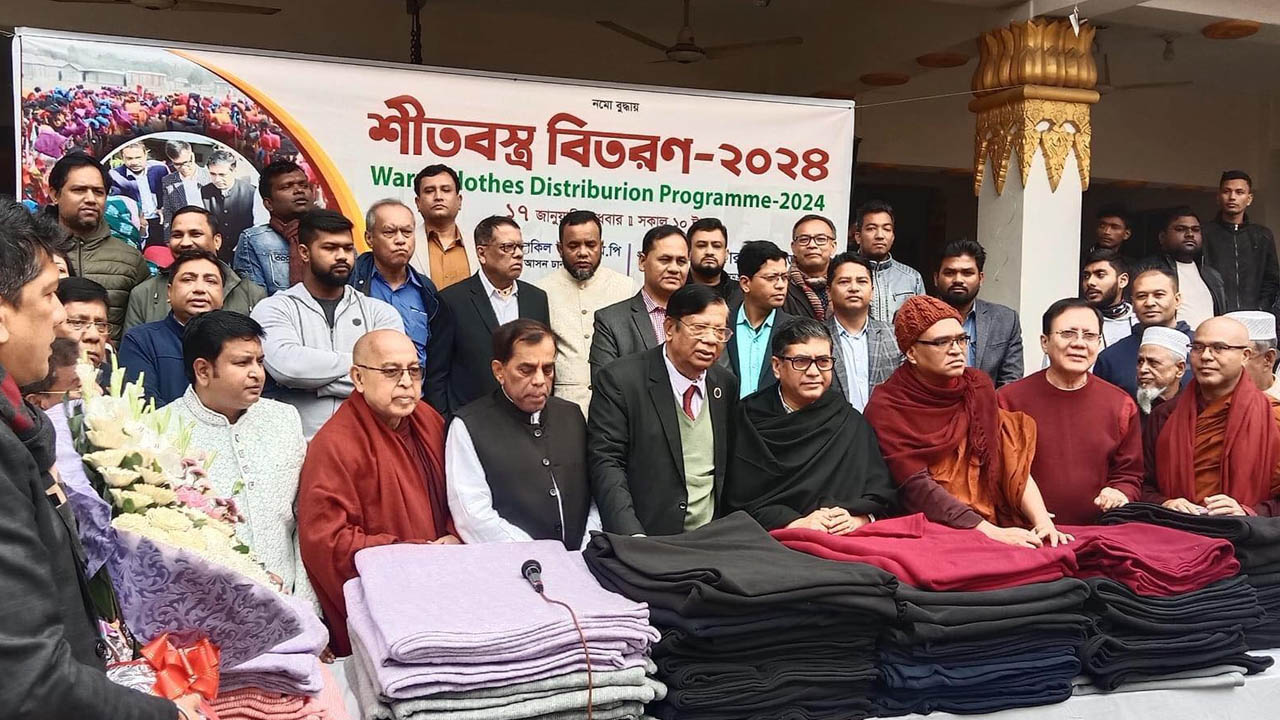 শীতবস্ত্র বিতরণ করেছে বাংলাদেশ বুদ্ধিস্ট ফেডারেশন। ছবি : কালবেলা