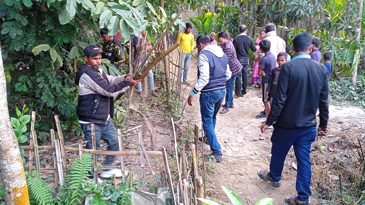 চলাচলের রাস্তার প্রতিবন্ধকতা দূর করেন বড়লেখা থানার ওসি ও উত্তর শাহবাজপুর ইউপি চেয়ারম্যান। ছবি : কালবেলা