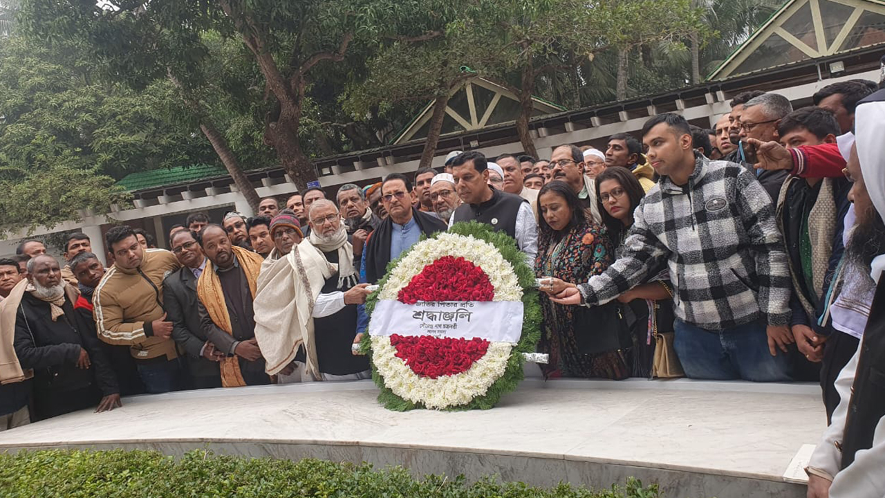 নেতাকর্মীদের নিয়ে টুঙ্গিপাড়ায় জাতির জনকের কবর জিয়ারত এবং পুষ্পস্তবক অর্পণ করেন সৌরেন্দ্র নাথ চক্রবর্তী (সৌরেন)। ছবি : কালবেলা