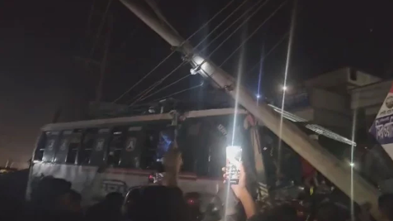 নোয়াখালীর বেগমগঞ্জে যাত্রীবাহী বাস নিয়ন্ত্রণ হারিয়ে দোকানে ঢুকে পড়ে। ছবি : সংগৃহীত