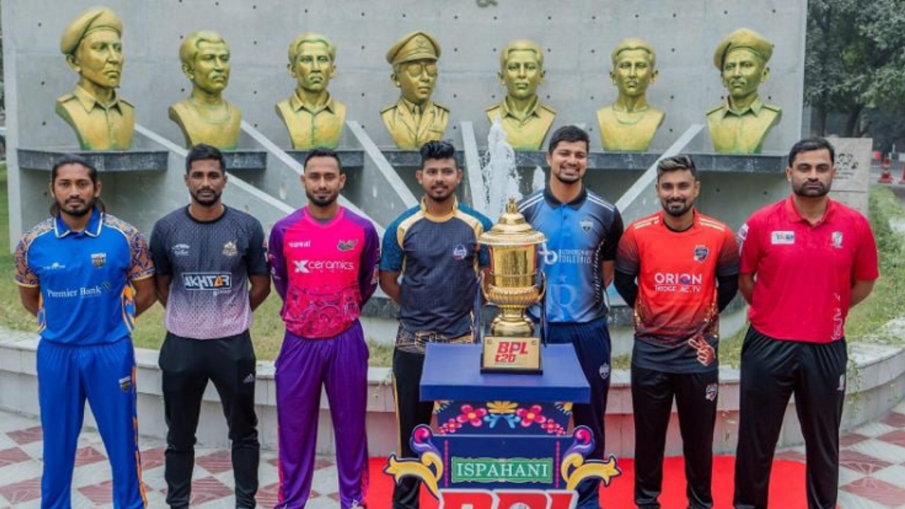 ট্রফির সঙ্গে বিপিএলের সাত দলের অধিনায়ক। ছবি: সংগৃহীত