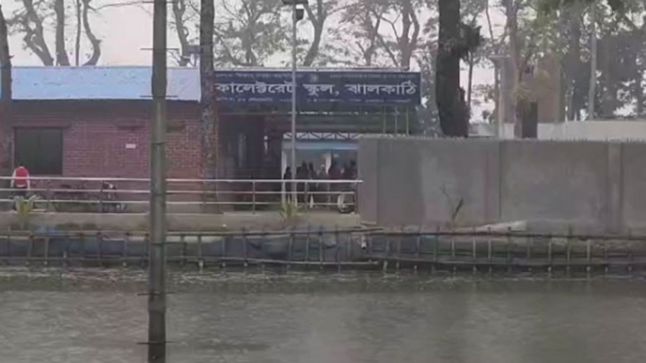 ঝালকাঠির কালেক্টরেট স্কুলের সামনে বৃষ্টি পড়ার দৃশ্য। ছবি : কালবেলা