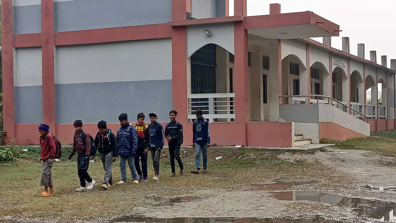 চুয়াডাঙ্গার একটি স্কুলের খণ্ডচিত্র।