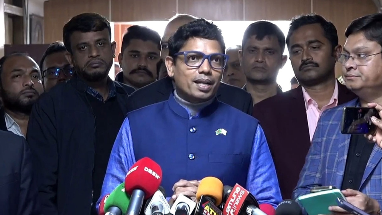 ভারতের হাইকমিশনারের সঙ্গে সাক্ষাৎ শেষে সাংবাদিকদের সঙ্গে কথা বলেন জুনাইদ আহমেদ পলক। ছবি : সংগৃহীত ।