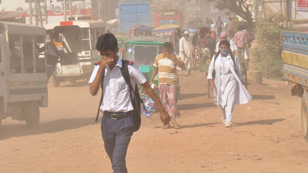 ঢাকা শহরের রাস্তা। পুরোনো ছবি