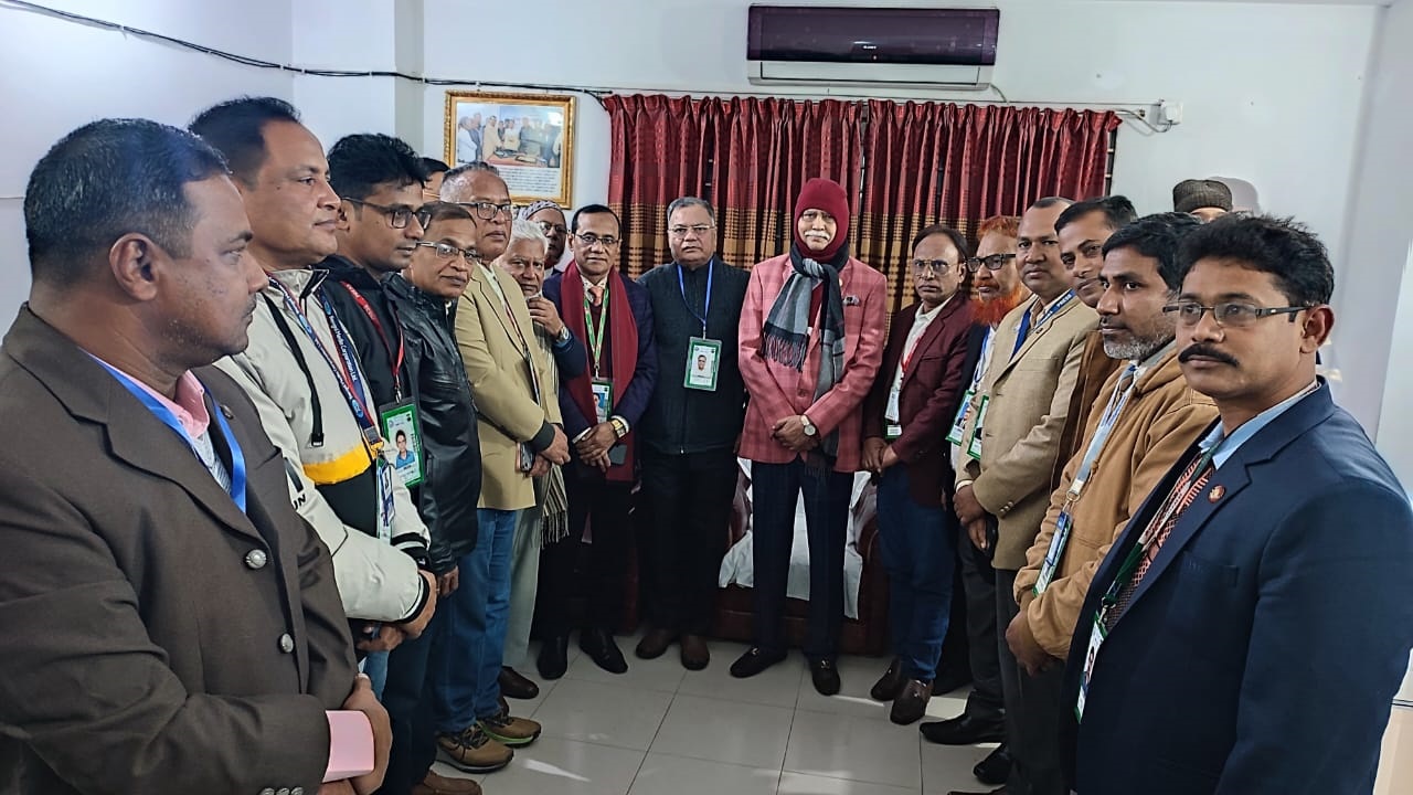 পাবনা শহরের মিডিয়া সেন্টারে সাংবাদিকদের সঙ্গে মতবিনিময়কালে রাষ্ট্রপতি মোঃ সাহাবুদ্দিন। ছবি : কালবেলা