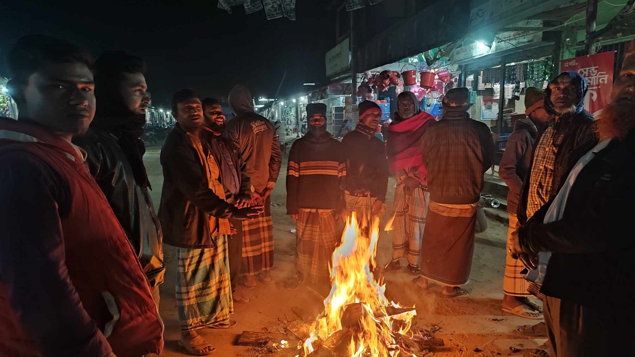 বান্দরবানের নাইক্ষ্যংছড়িতে আগুন জ্বালিয়ে শীত নিবারণ করছেন স্থানীয়রা। ছবি : কালবেলা