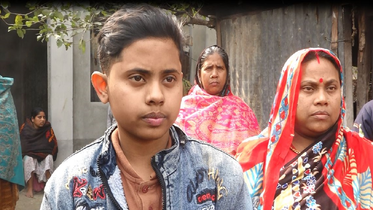 মায়ের সঙ্গে কলেজ শিক্ষার্থী তমা সরকার। ছবি : কালবেলা