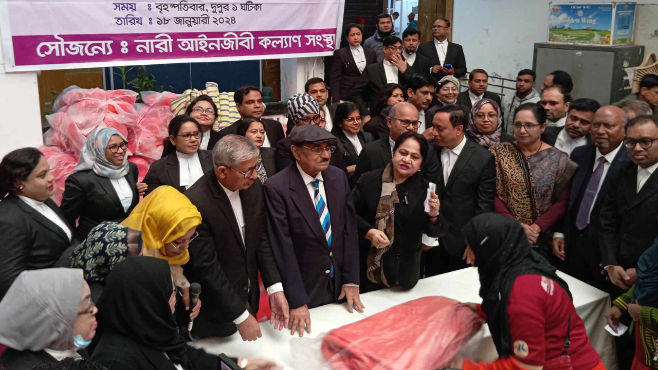 সুপ্রিম কোর্টের ক্রীড়া কমপ্লেক্সে কর্মচারীদের মধ্যে কম্বল বিতরণ করা হয়। ছবি : কালবেলা