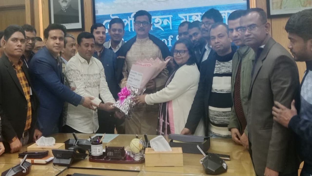 মন্ত্রণালয়ের সভাকক্ষে শিপিং রিপোর্টার্স ফোরামের প্রতিনিধিদলের সঙ্গে মতবিনিময় করেন নৌপরিবহন প্রতিমন্ত্রী খালিদ মাহমুদ চৌধুরী। ছবি : কালবেলা