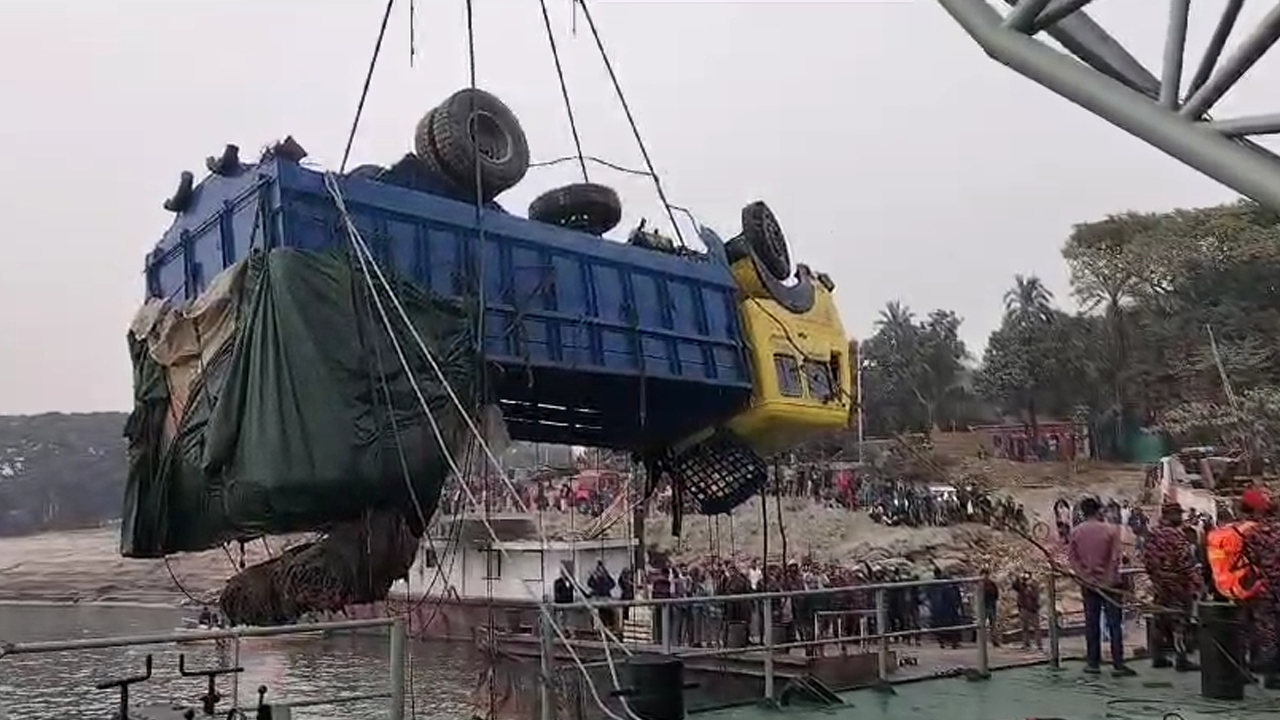 ট্রাক উদ্ধার করে তীরে আনা হচ্ছে। ছবি : কালবেলা