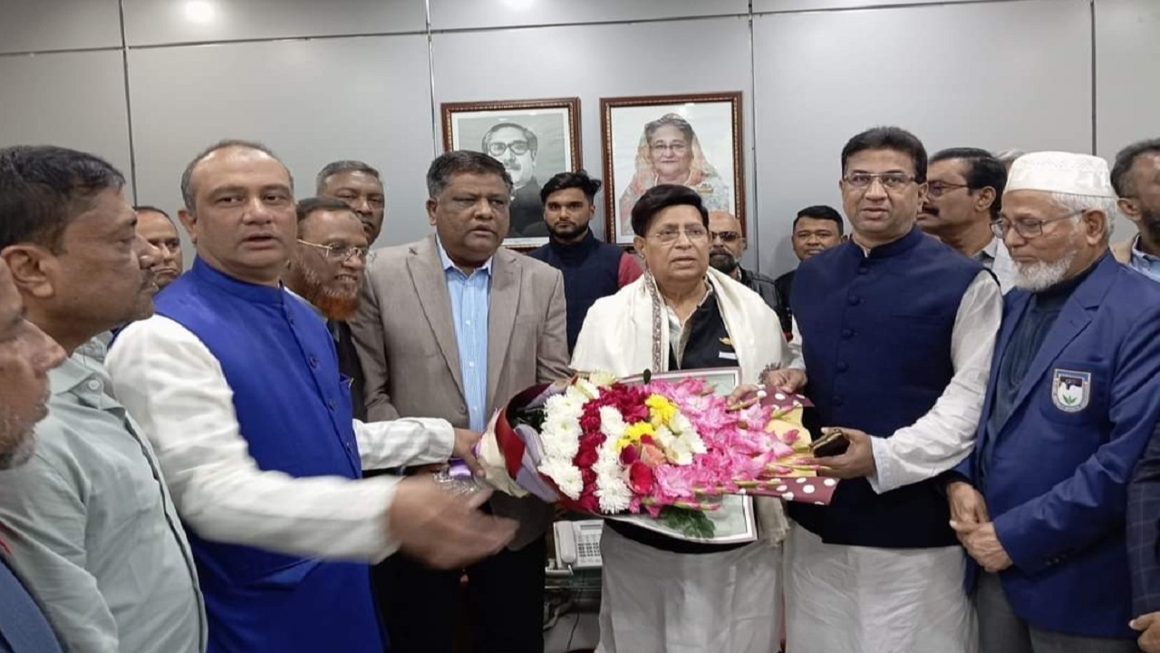 ফুলেল শুভেচ্ছায় সিক্ত ড. এ কে আব্দুল মোমেন। ছবি : কালবেলা