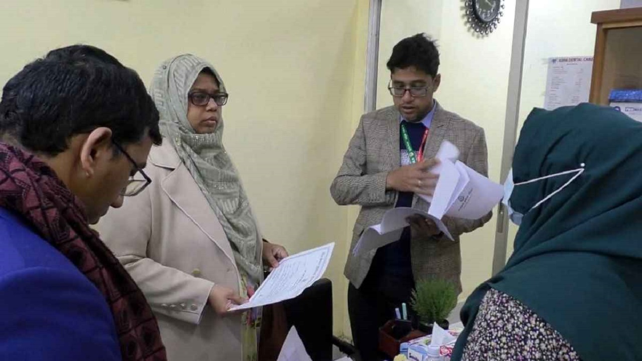 নোয়াখালীর সদরে অবৈধ ক্লিনিকগুলোতে অভিযান চালায় জেলা স্বাস্থ্য অধিদপ্তরের কর্মকর্তারা। ছবি : কালবেলা