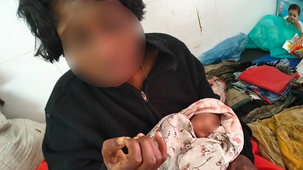 সন্তান কোলে সেই নারী। ছবি : কালবেলা