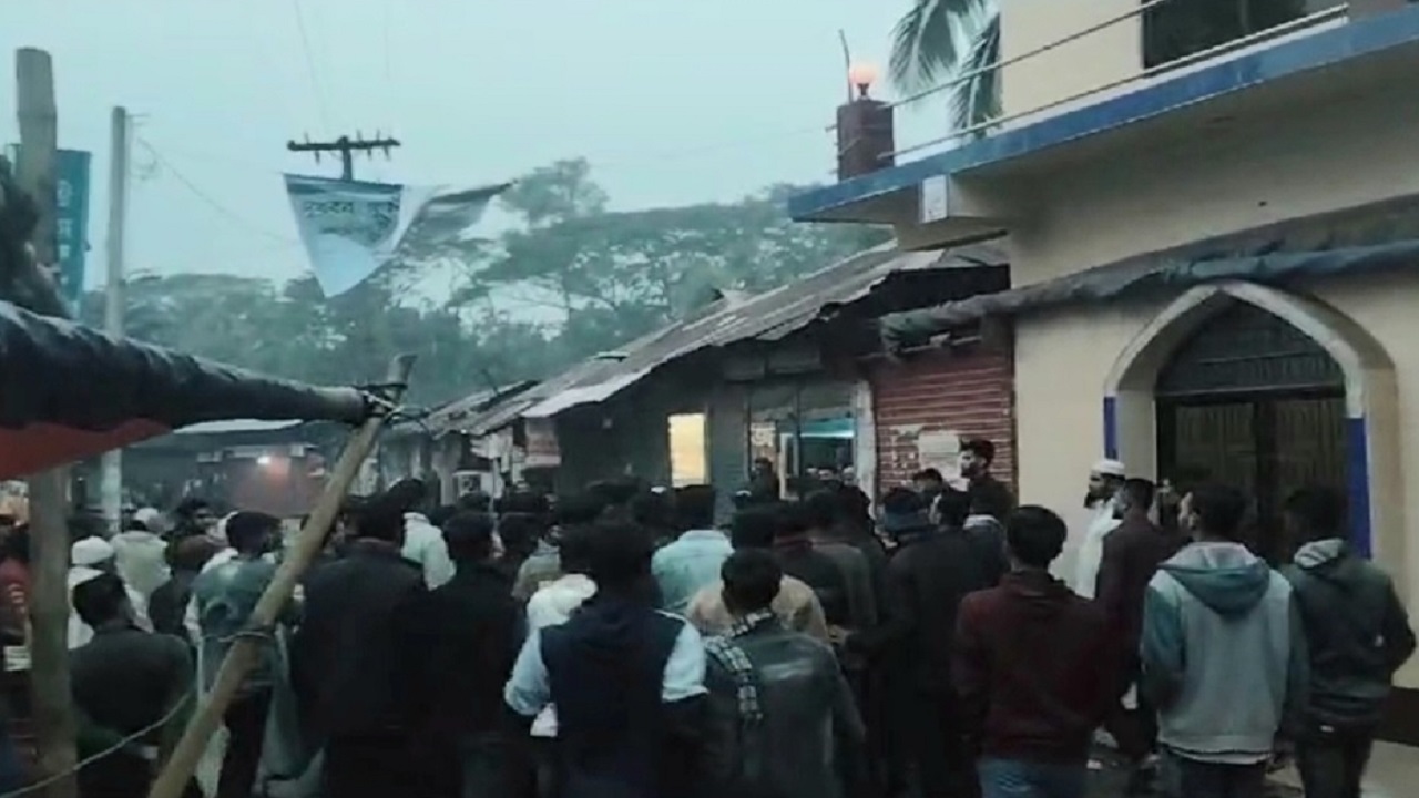 চরশাহী ইউনিয়নের বসুরহাট বাজারে ইউনিয়ন পরিষদ কার্যালয়ের সামনে নেতাকর্মীদের ভিড়। ছবি : কালবেলা