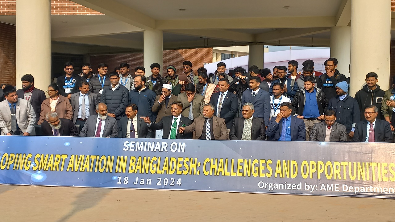 ‘ডেভেলপিং স্মার্ট এভিয়েশন ইন বাংলাদেশ ; চ্যালেঞ্জেস অ্যান্ড অপার্চুনিটিসেস’ শীর্ষক সেমিনারে অংশগ্রহণকারীদের সঙ্গে অতিথিরা। ছবি : কালবেলা