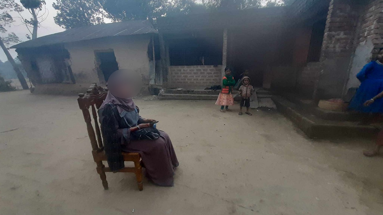 প্রেমিকের বাড়ি অনশনরত প্রেমিকা। ছবি : কালবেলা