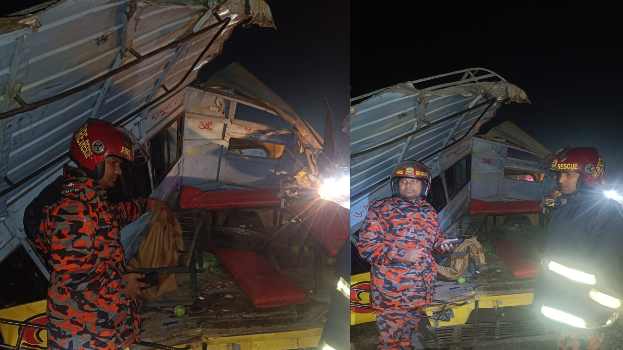 উদ্ধারকাজে পৌঁছেছে ফায়ার সার্ভিস। ছবি : কালবেলা