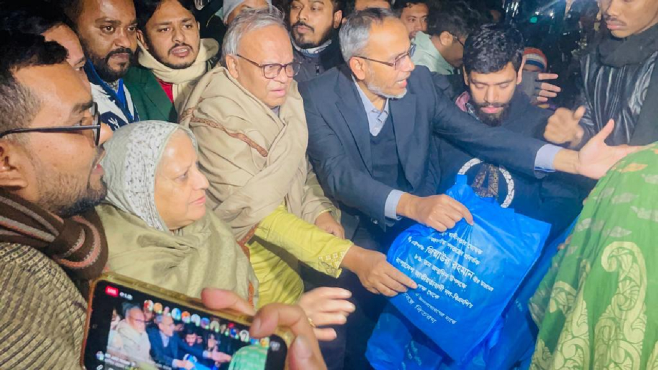 রাজধানীর খিলগাঁও আনসার ক্যাম্প থেকে খিদমাহ হাসপাতালের আশপাশের এলাকায় শীতবস্ত্র বিতরণ করেন রুহুল কবির রিজভী। ছবি : কালবেলা