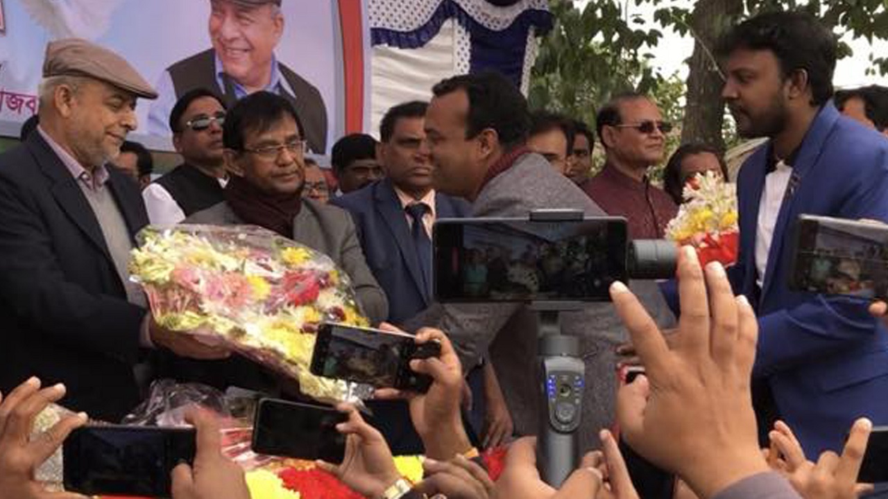 গোয়ালন্দে রেলমন্ত্রী মো. জিল্লুল হাকিমকে ফুলেল শুভেচ্ছা জানান নেতাকর্মীরা। ছবি : কালবেলা
