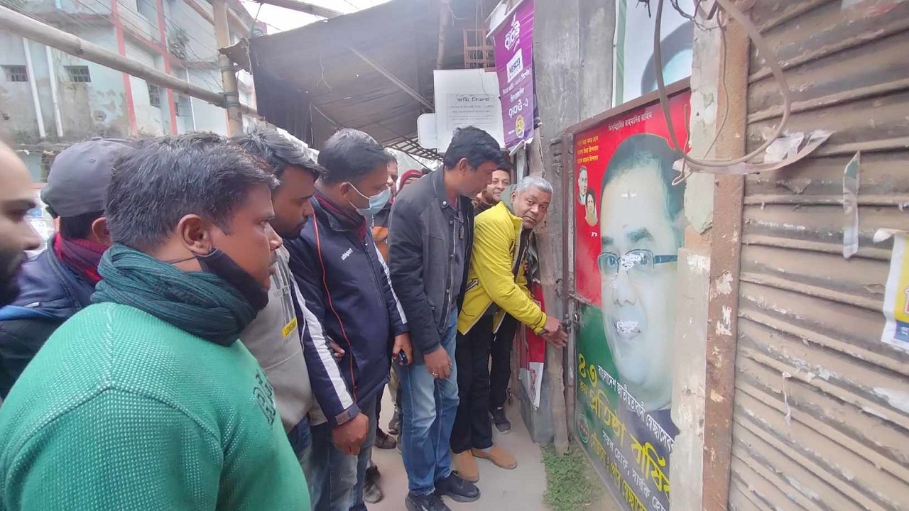 তালা ভেঙে বিএনপির দলীয় কার্যালয়ে প্রবেশ করছেন নওগাঁর বিএনপির নেতাকর্মীরা। ছবি : কালবেলা