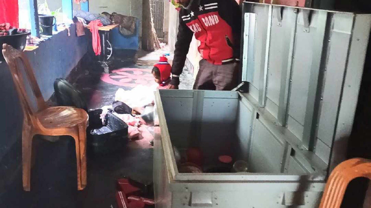 বাড়িতে ঢুকে নগদ টাকা, স্বর্ণালংকারসহ প্রায় ৩ লক্ষাধিক টাকার মূল্যবান মালামাল লুট করেছে দুর্বৃত্তরা। ছবি : কালবেলা