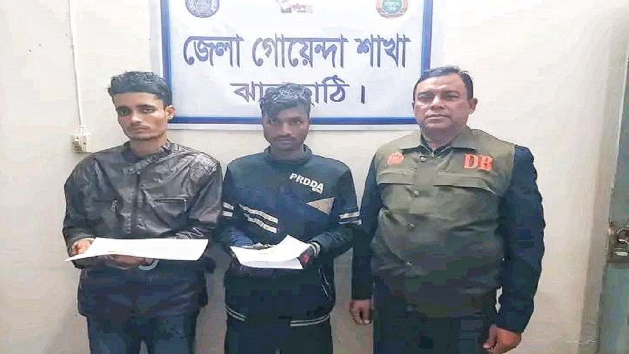 ইয়াবাসহ আটক দুই মাদক ব্যবসায়ী। ছবি : কালবেলা