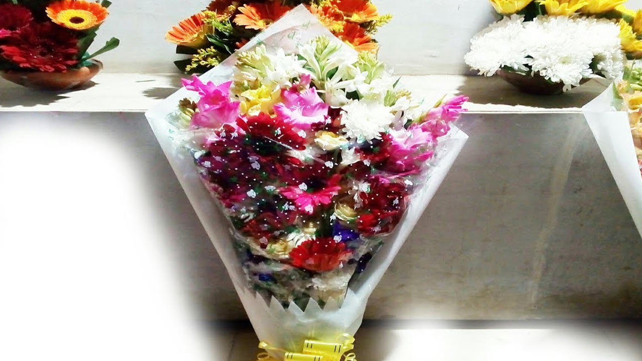 ফুলের তোড়া। পুরোনো ছবি