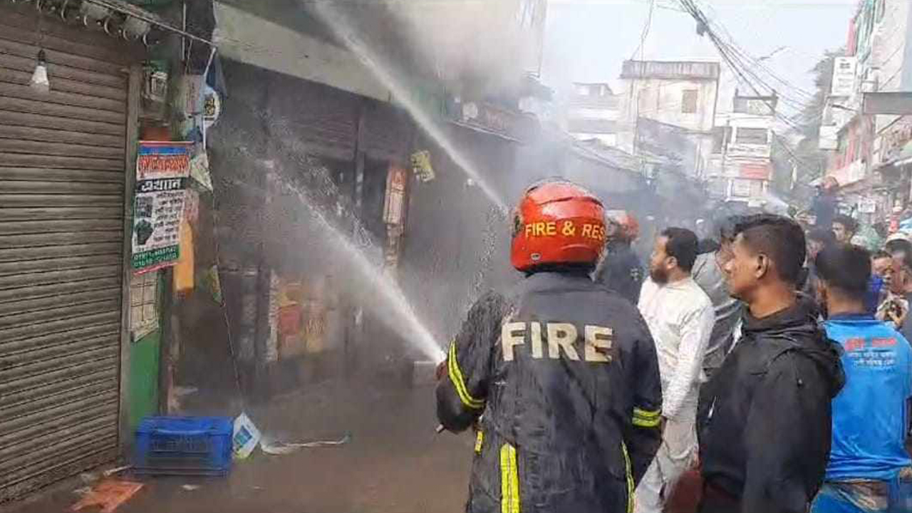 লক্ষ্মীপুর পৌর হকার্স মার্কেটে আগুন। ছবি : কালবেলা