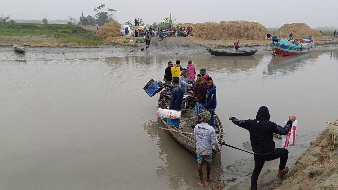 লক্ষ্মীপুরের রায়পুরে চরকাছিয়া গ্রামের আলতাফ মাস্টার ঘাটে পারাপার। ছবি : কালবেলা