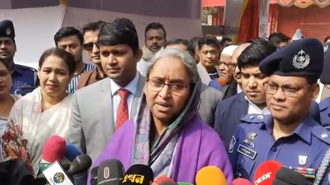 চাঁদপুরে সাংবাদিকদের সঙ্গে কথা বলেন সমাজকল্যাণমন্ত্রী ডা. দীপু মনি। ছবি : কালবেলা