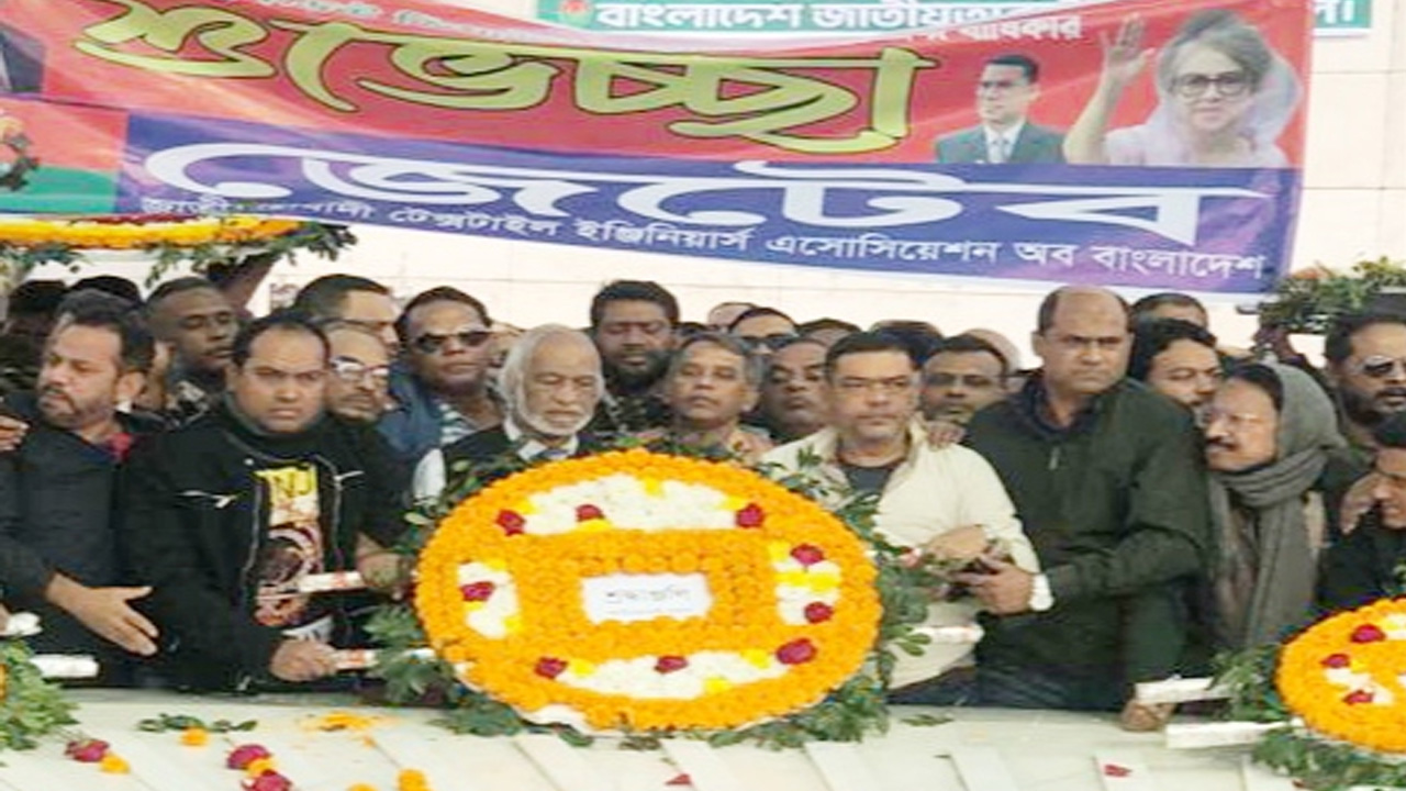 জিয়াউর রহমানের ৮৮তম জন্মবার্ষিকী উপলক্ষে তার মাজারে পুষ্পস্তবক অর্পণ করে জাতীয়তাবাদী যুবদল। ছবি : কালবেলা