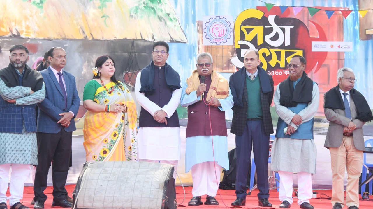 সিলেট উইমেন্স চেম্বার অব কমার্স অ্যান্ড ইন্ডাস্ট্রিজ আয়োজিত পিঠা উৎসবে অতিথিরা। ছবি : কালবেলা