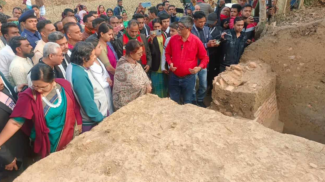 প্রতিমন্ত্রী সিমিন হোসেন রিমি এবং প্রত্নতত্ত্ববিদগণ দুর্গ ঘুরে দেখেন। ছবি : কালবেলা