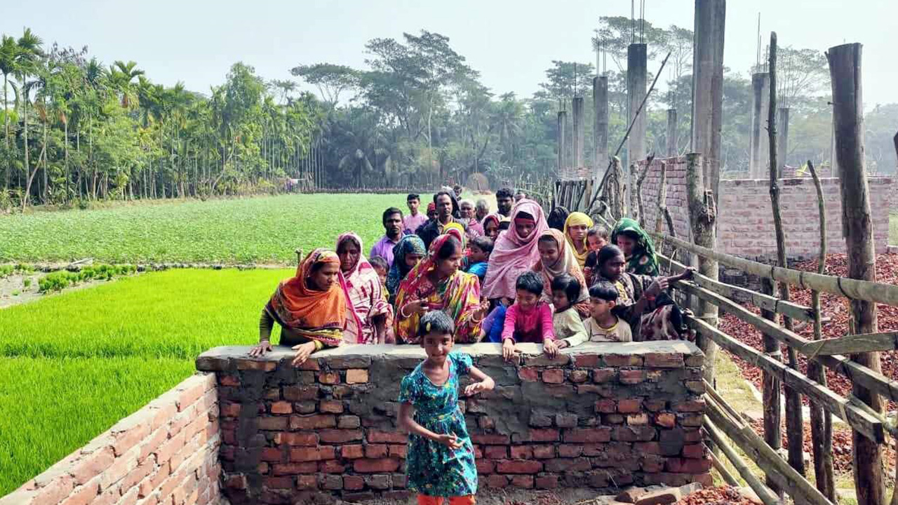 বাগেরহাটের শরণখোলার রাজেশ্বর গ্রামের শতবর্ষী রাস্তার মাঝখানে এভাবে পাকা দেয়াল নির্মাণ করা হয়। ছবি : কালবেলা
