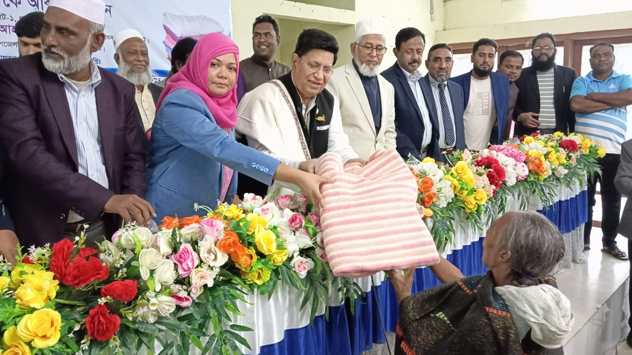 সিলেট সদর উপজেলা প্রশাসন আয়োজনে শীতবস্ত্র বিতরণ করেন সাবেক পররাষ্ট্রমন্ত্রী সিলেট-১ আসনের সংসদ সদস্য ড. এ কে আব্দুল মোমেন। ছবি : কালবেলা