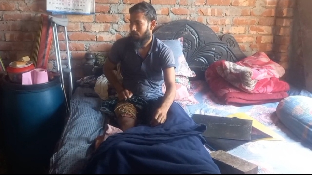 অচলাবস্থায় বাড়িতে পড়ে আছেন দ্বীন ইসলাম। ছবি : কালবেলা