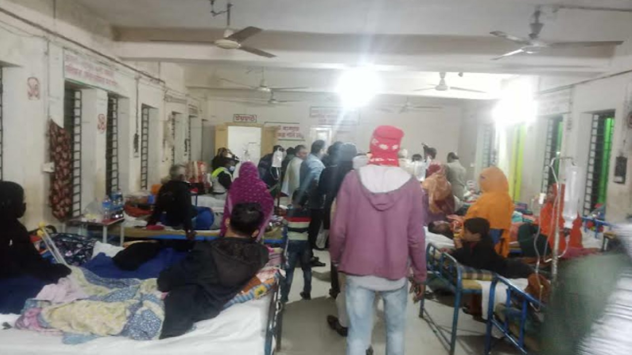 লক্ষ্মীপুরের রায়পুরে বিয়ের দাওয়াত খেয়ে ৮০ জন অসুস্থ হয়েছেন। ছবি : কালবেলা 