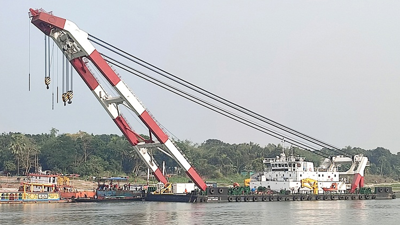ফেরিডুবির ঘটনাস্থলে উদ্ধারকারী জাহাজ প্রত্যয়। ছবি : কালবেলা