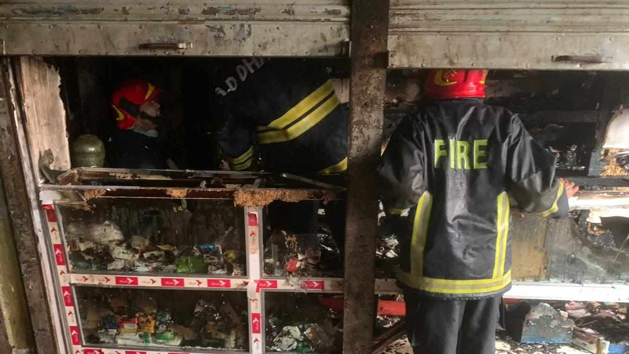 সোলায়মান টাওয়ারের নিচতলায় পুড়ে যাওয়া দোকান। ছবি : কালবেলা
