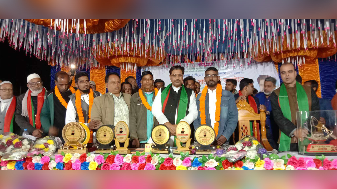 ১৪ জন বিএনপি নেতাকর্মী আ.লীগে যোগদান করায় শেরপুর-৩ আসনের নবনির্বাচিত সংসদ সদস্য এডিএম শহিদুল ইসলাম তাদের ফুল দিয়ে বরণ করে নেন। ছবি : কালবেলা