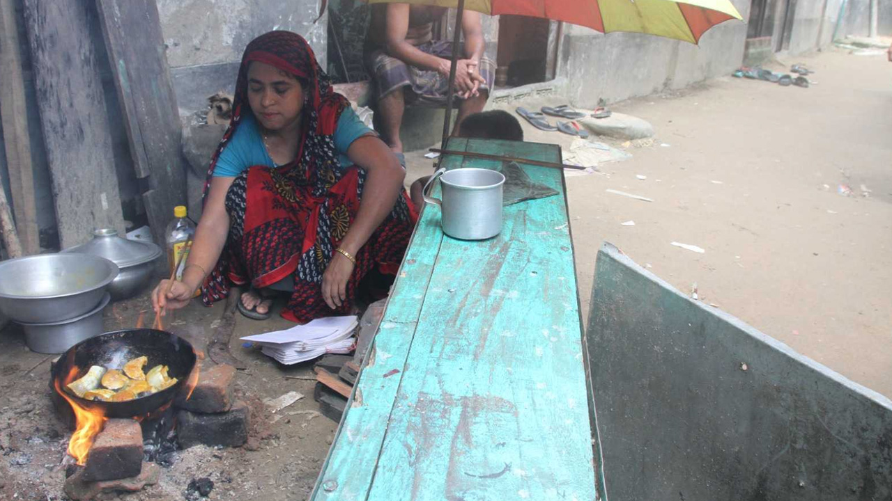 চট্টগ্রাম নগরে গ্যাস না থাকায় লাকড়ির চুলায় করা হচ্ছে রান্না। ছবি : কালবেলা