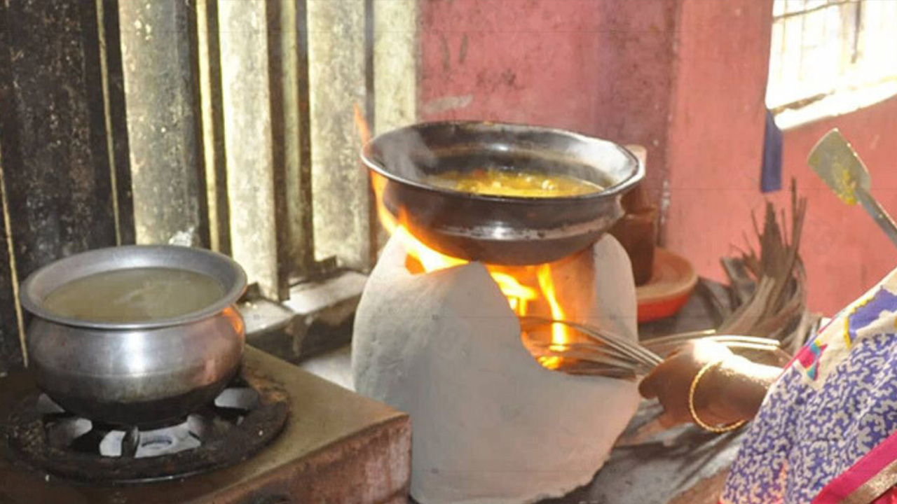 সারাদিনে সাপ্লাই গ্যাস না থাকায় মাটির চুলায় এভাবেই রান্না। ছবি : কালবেলা