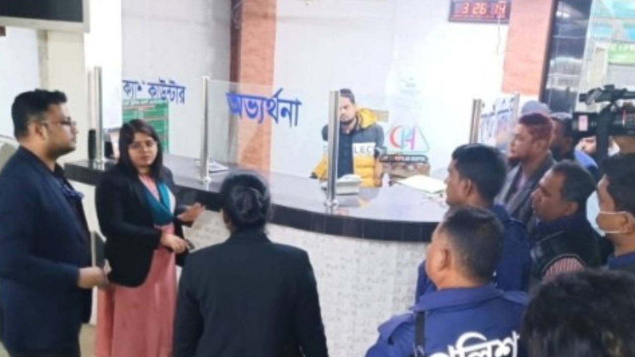 কুমিল্লা নগরীর দুটি হাসপাতালে ভ্রাম্যমাণ আদালত পরিচালনা করে জরিমানা ও অপারেশন থিয়েটার বন্ধ করেন নির্বাহী ম্যাজিস্ট্রেট কানিজ ফাতেমা। ছবি : কালবেলা