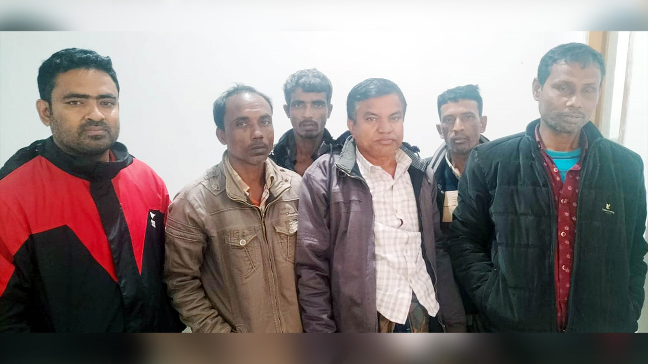 বগুড়ার ধুনটে গ্রেপ্তারকৃত ৬ জুয়াড়ি। ছবি : কালবেলা