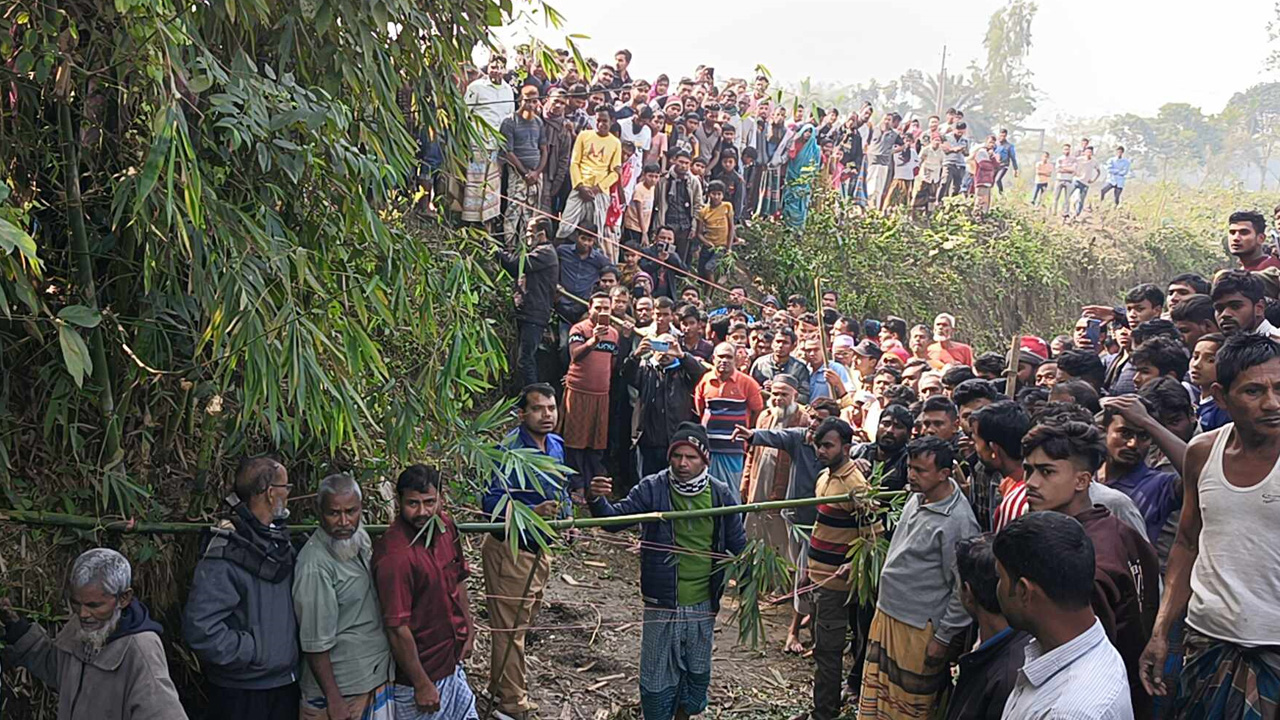 কাটা মাথা উদ্ধারের খবরে উৎসুক জনতার ভিড়। ছবি : কালবেলা