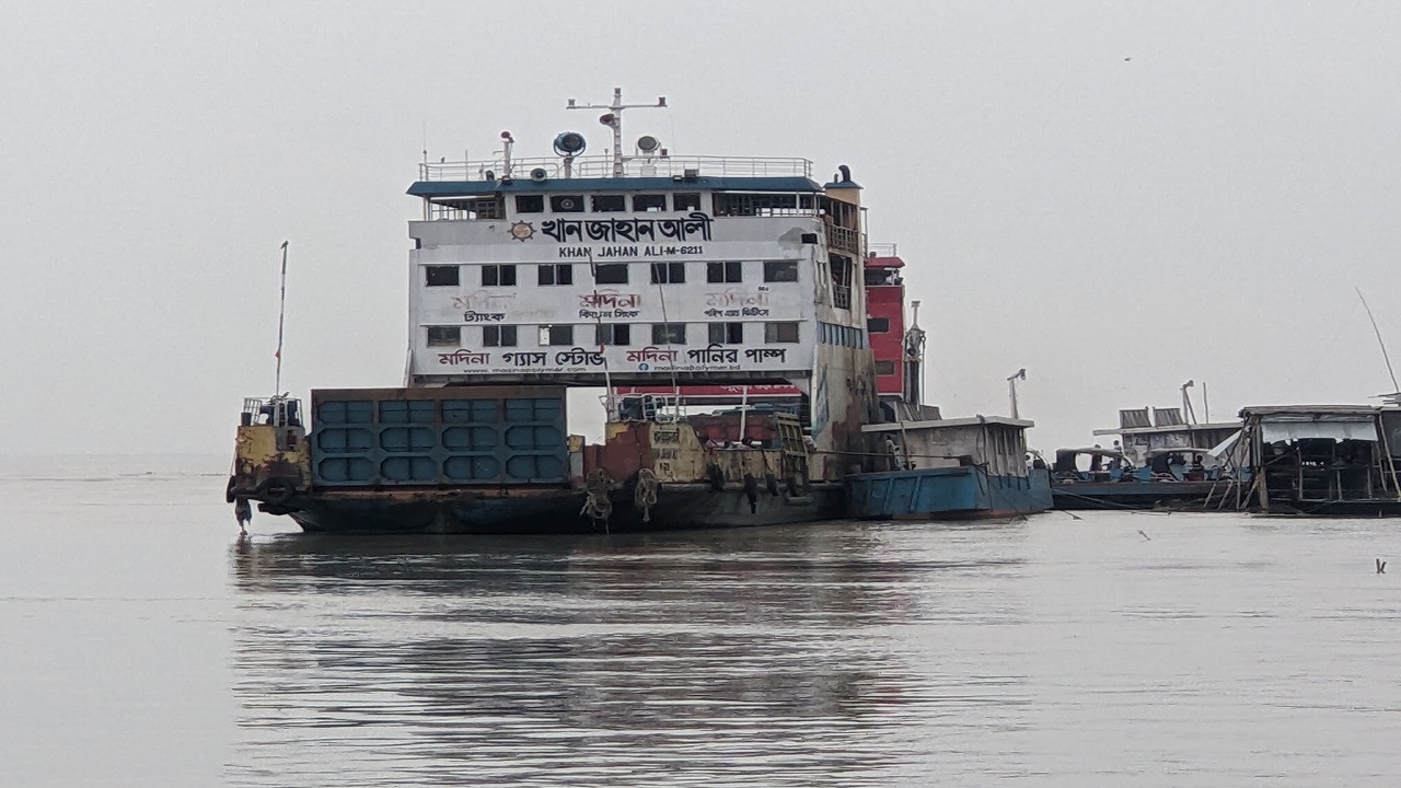 রাজবাড়ীর দৌলতদিয়া ও মানিকগঞ্জের পাটুরিয়া নৌপথের একটি ফেরি। ছবি : কালবেলা