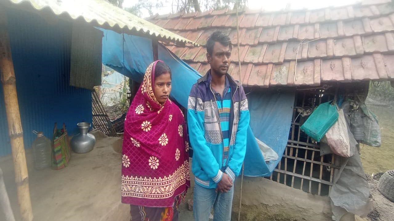 লাল বাহিনীর কারণে নবজাতক হারানো দম্পতি। ছবি : কালবেলা