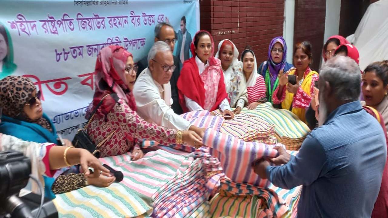জিয়াউর রহমানের ৮৮তম জন্মবার্ষিকী উপলক্ষে রাজধানীতে দুস্থদের মাঝে কম্বল বিতরণ করেন বিএনপির সিনিয়র যুগ্ম মহাসচিব রুহুল কবির রিজভী। ছবি : কালবেলা
